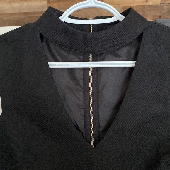 Black crop top with cut out / collar - Picture 2 of 4